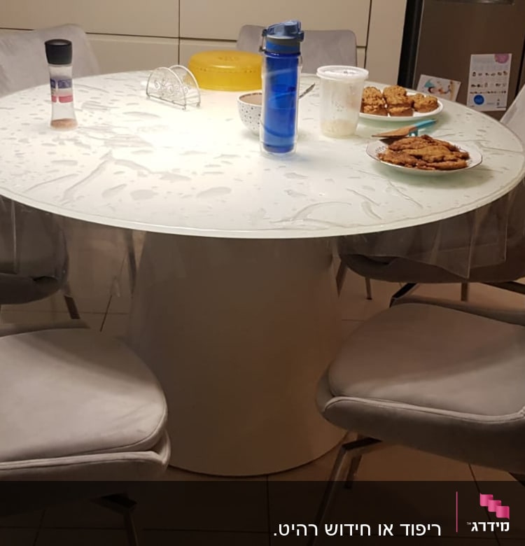 שולחן עגול עם כיסוי שקוף להגנה על המשטח